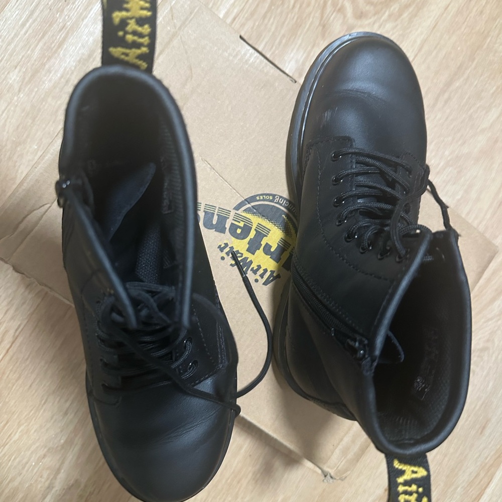 Youth (Big Kids) 1460 softy T Leather Lace Up Dr. Martens boots.